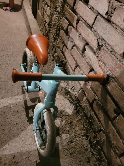 Bicicleta de echilibru cu suspensie