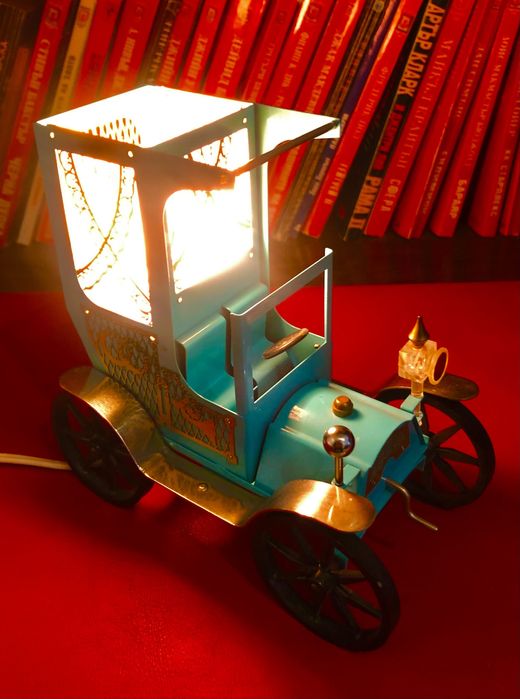 Много стара лампа олдтаймър от метал. Антика.