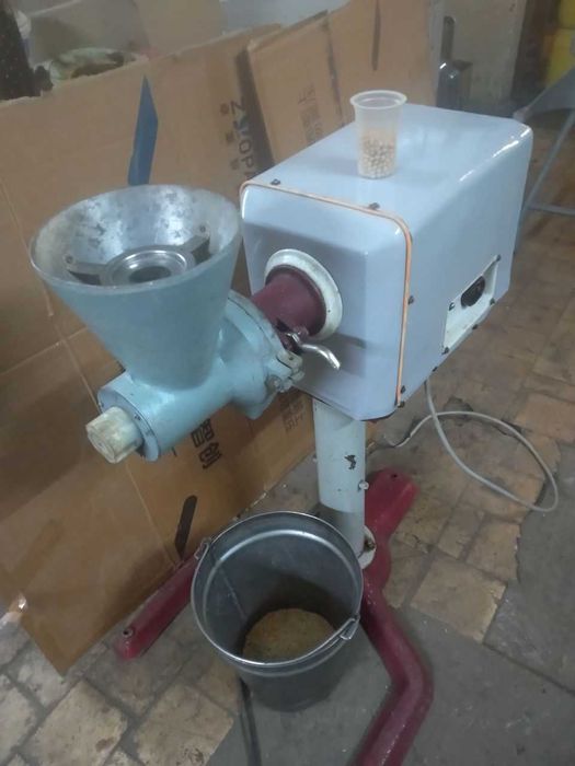 Дробилка сухарей, зерна. кукурузы, кормов для птиц, вторсырья и др.