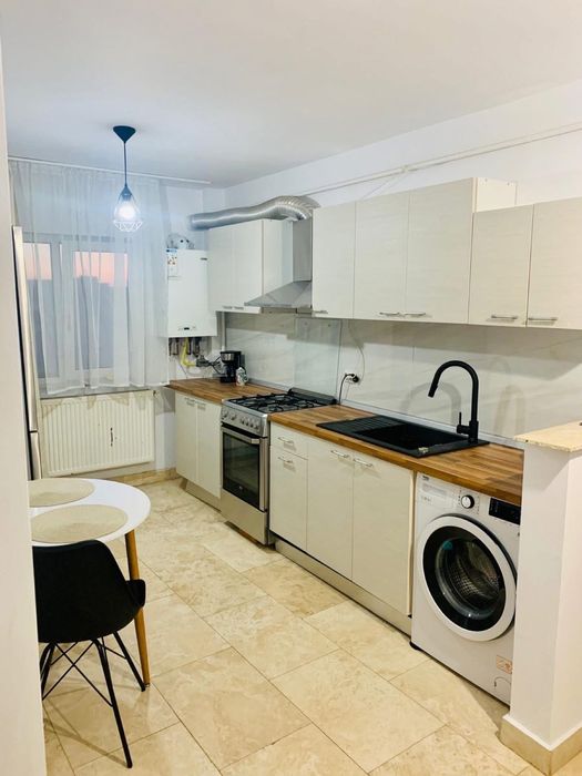 Inchiriez camera in apartament cu 3 camere