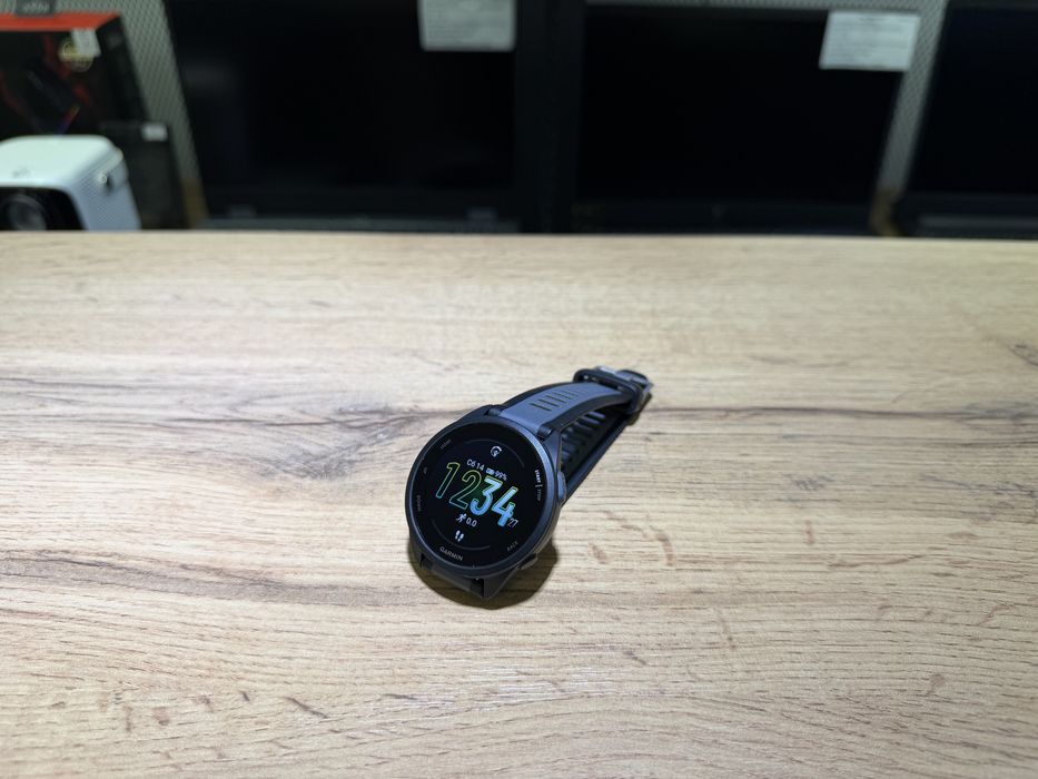 Смарт-часы Garmin Forerunner 165, черный, 1680/А10