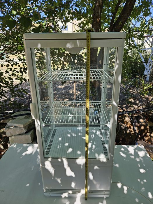 Витрина за торти сладкарски изделия сандвичи, плодове и зеленчуци и др