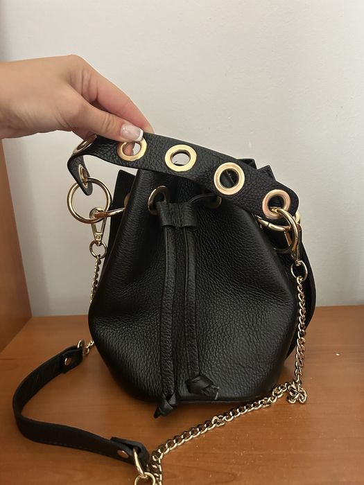 Кожена чанта със златни детайли