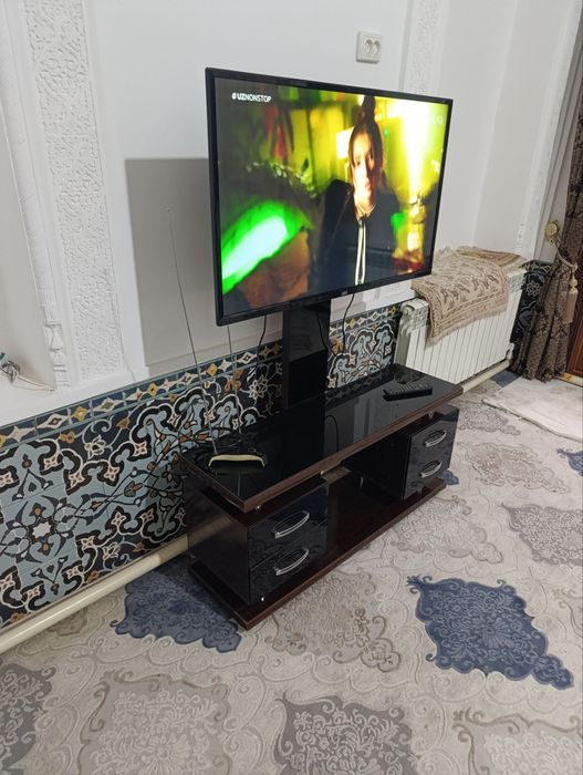 Телевизор Артель, 43 экран с прдставкой состояния отличная.с подставко