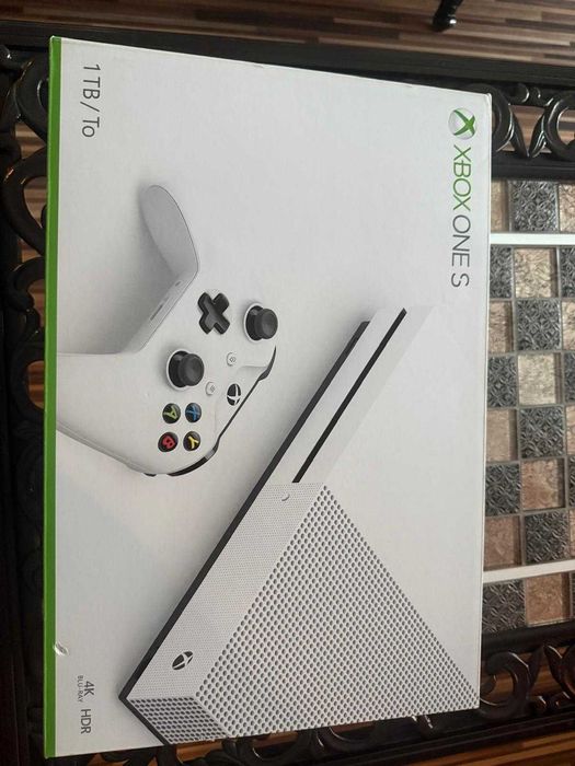 XBOX One S - 1 TB (2 controllere incluse)