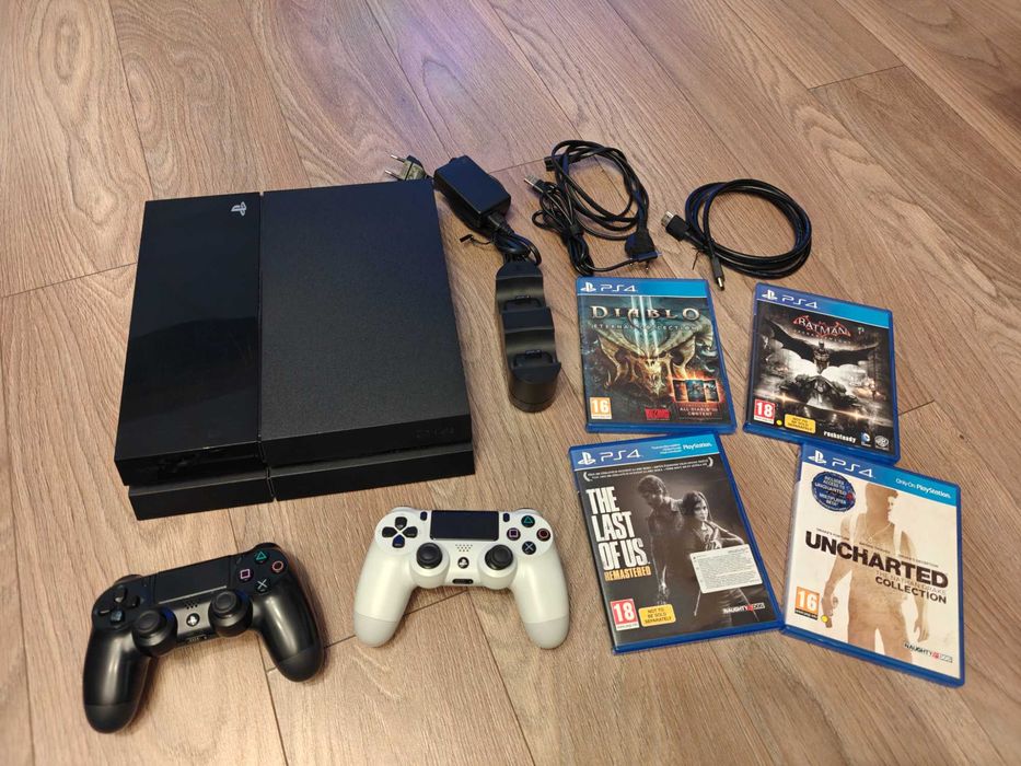 Playstation 4 комплект с 2 контролера и зарядна станция, 4 игри