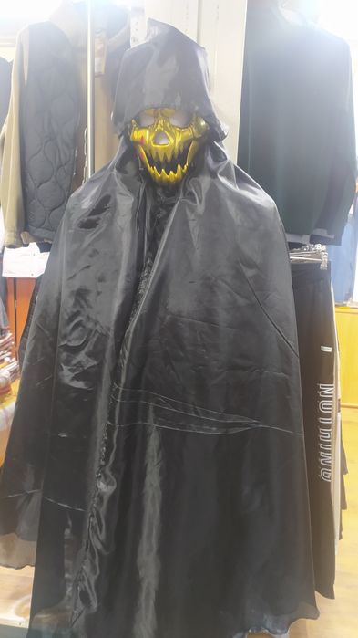 Плащи и маски на Хеллоуин