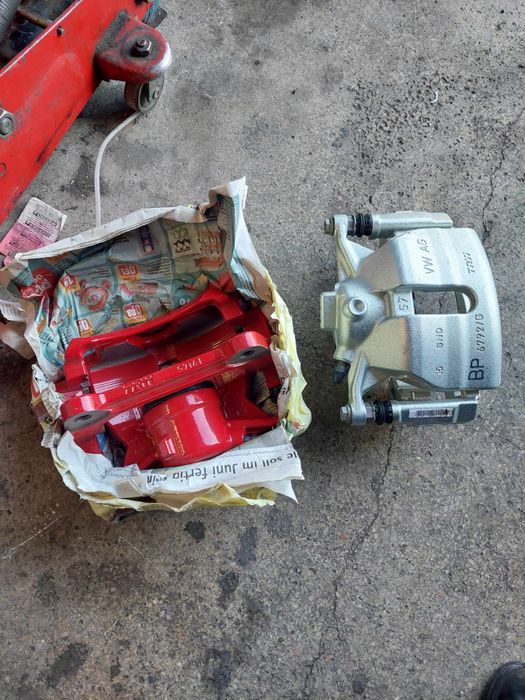 Комплект нови оригинални предни спирачни апарати Vw/Audi/Skoda/Seat