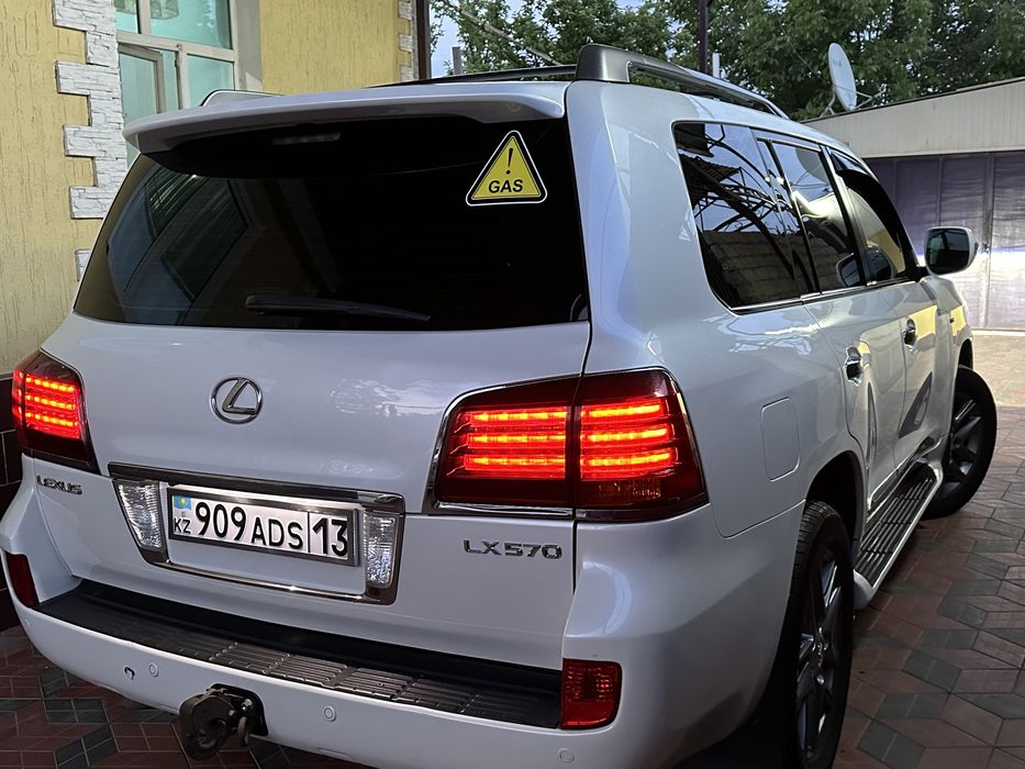 Lexus LX570 год 2011