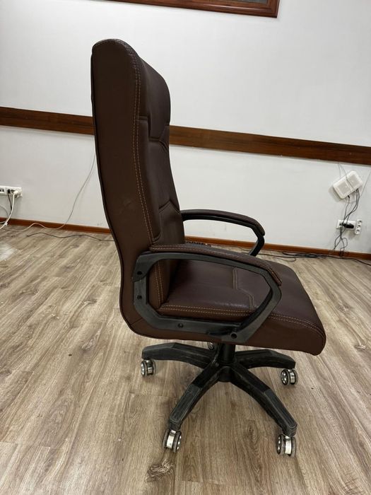 Продам 2 кресла руководителя и обычное