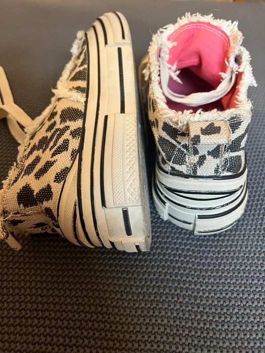 Teneși Pregunta la super preț!