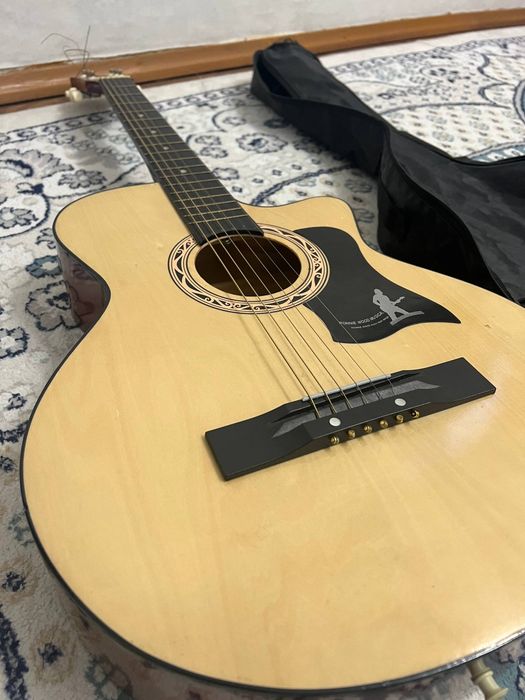 Продам акустическию гитару