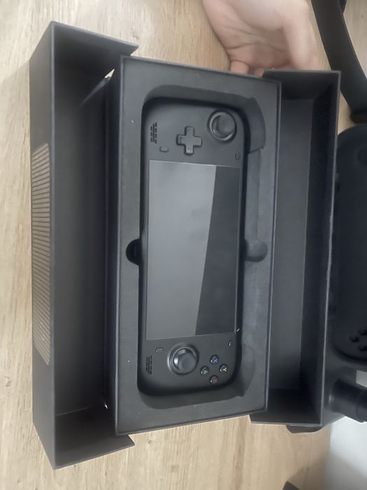 Consola AYN Loki 1TB + Controller Xbox One S + Husa + Jocuri (CA NOUA)