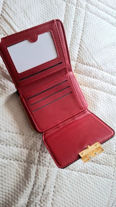Два броя за 6 €!  Нови дамски червени портфейли