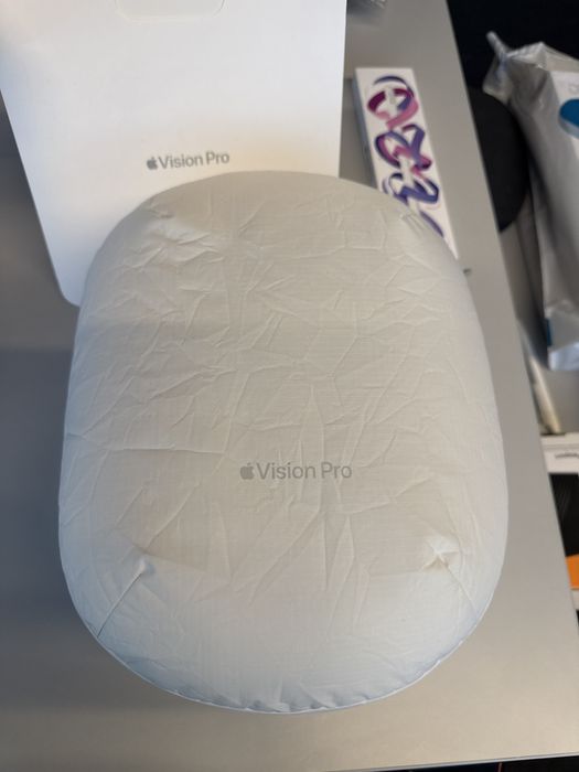 Apple Vision Pro 1TB – Пълен премиум комплект (2 батерии + Travel Case) – КАТО НОВ