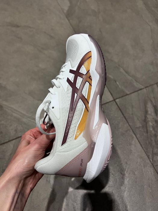 Нови маратонки ASICS дамски