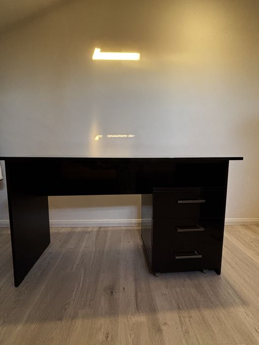 Birou office + noptiera cu 3 sertare MDF lucios