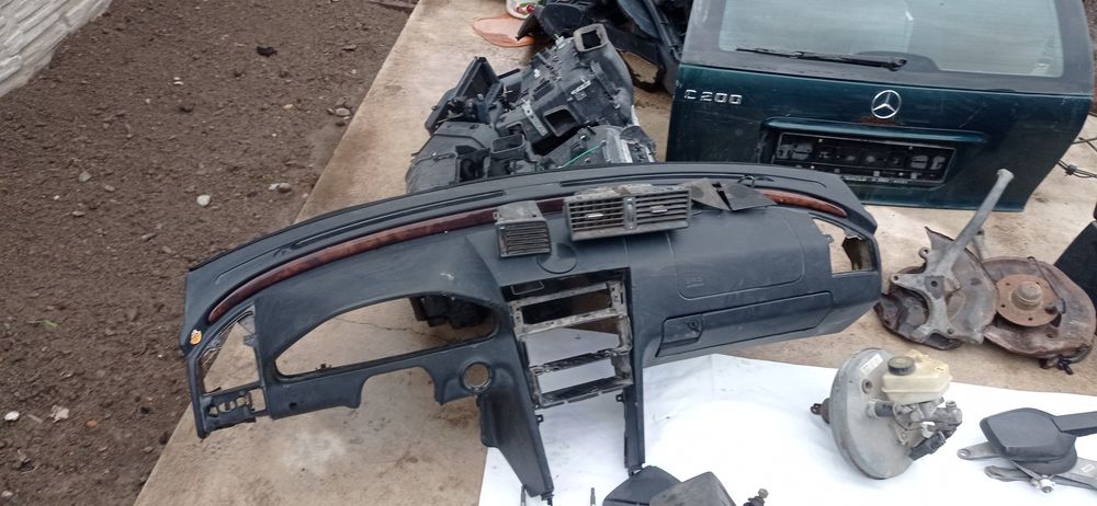 Запчасти на Мерседес W202 Cclass