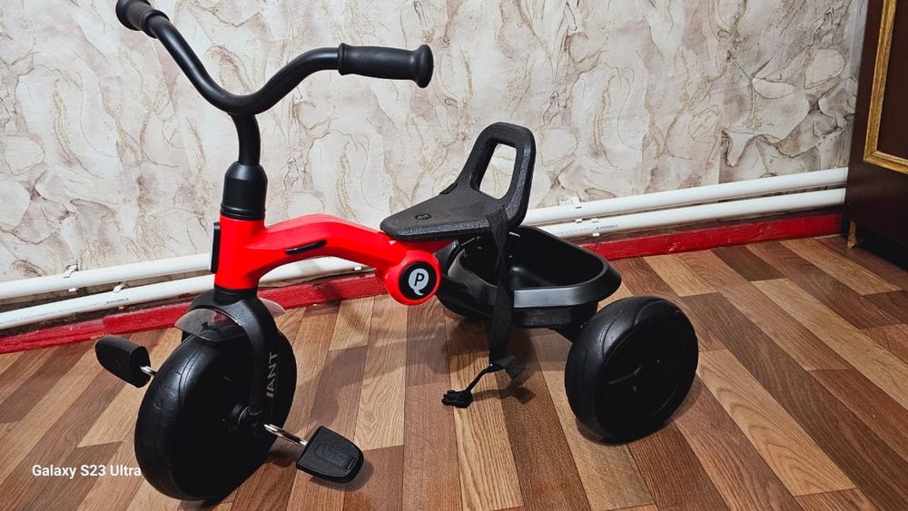 Детский трёхколёсный велосипед ( каталка)