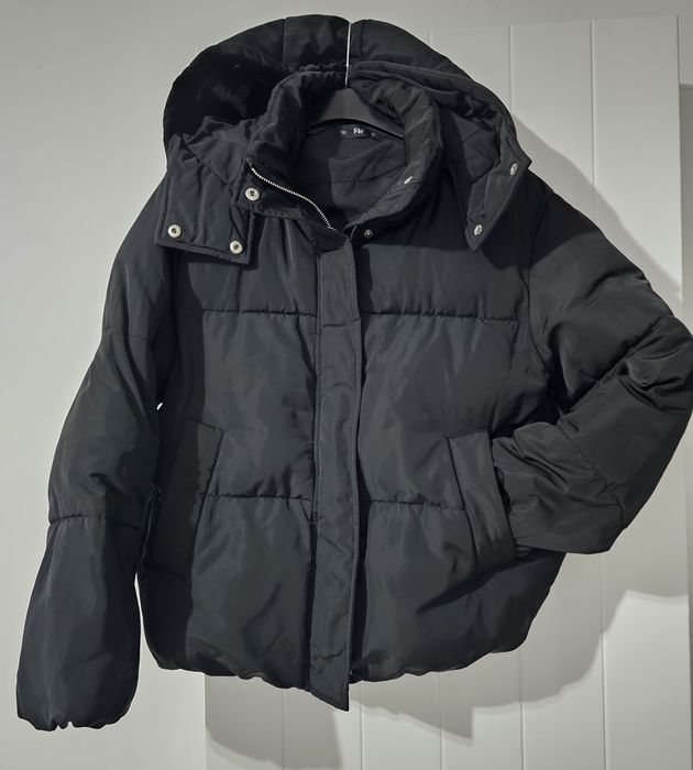 Geaca neagra cu gluga din fas