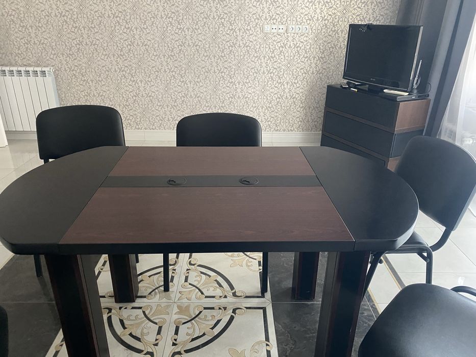 Продавам холна маса