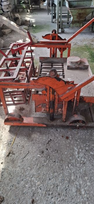 Masina,presa pentru fabricarea boltarilor