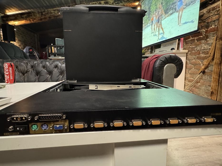 Consolă KVM Rack 17/19” LCD cu tastatură și touchpad – VGA – profesională