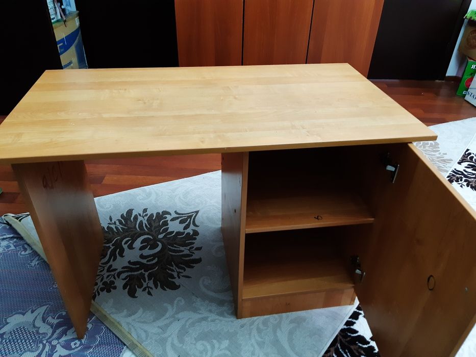 Продам стол письменный с тумбой