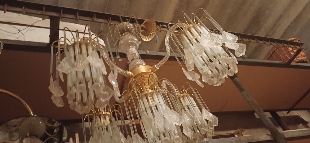 Хар хил турдаги люстралар сотилади, сифати ишлаш жараёни кафолатнади.