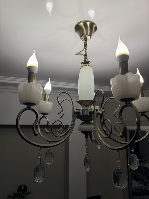 Срочно продам люстру