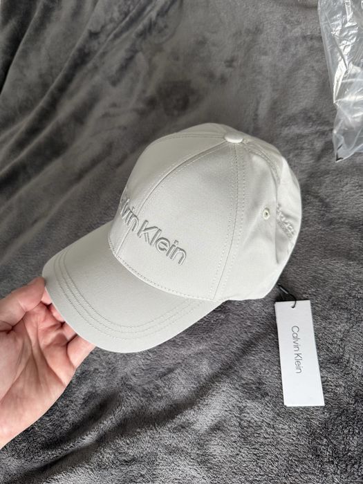 Calvin Klein sapca gri deschis cu logo brodat marime OS noua originala
