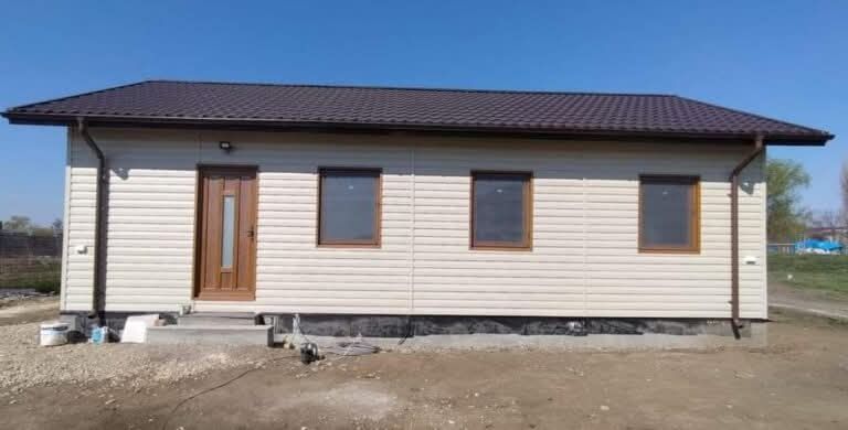 Vand case pe structura metalica din panouri sandwich  6.5 x 9.5m