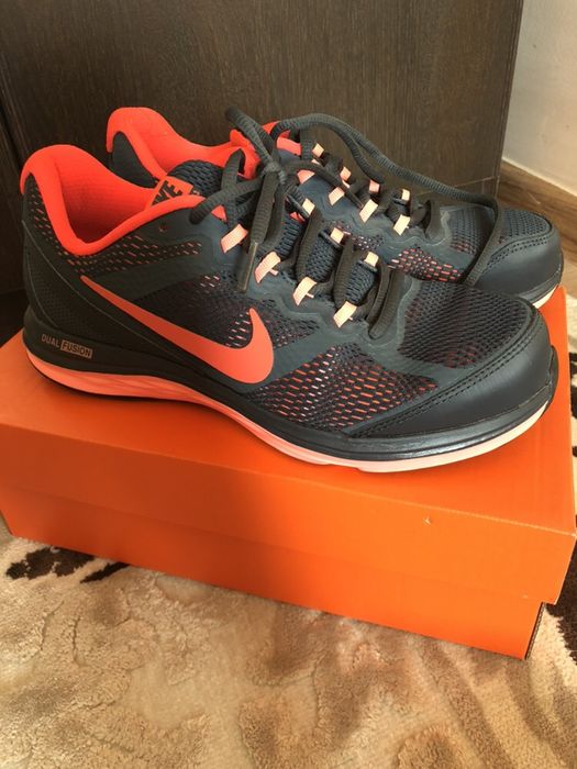Продам кроссовки Nike dual fusion