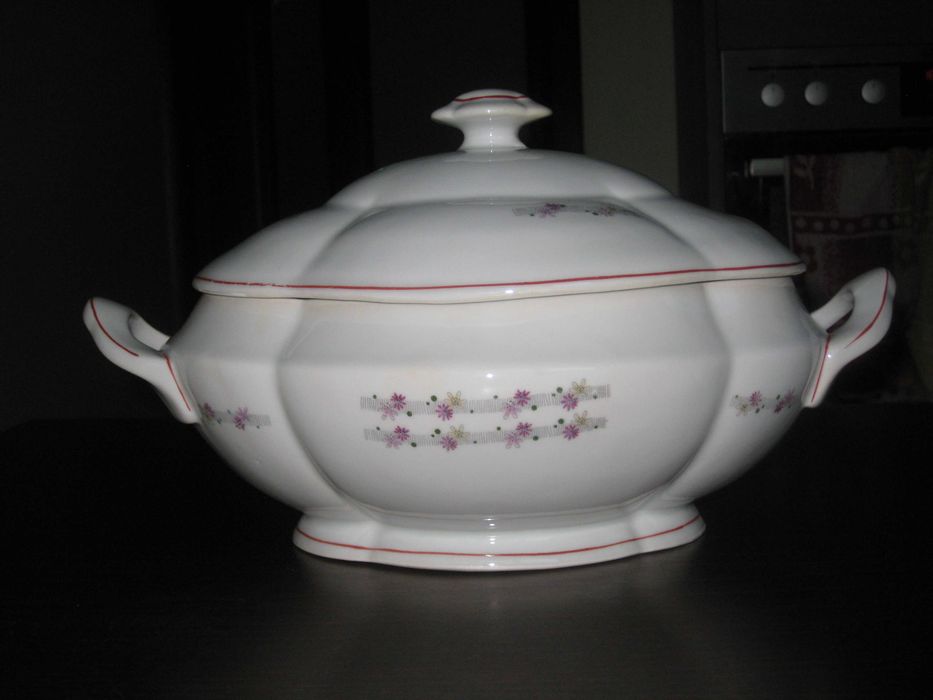 Сервизи, чаши, Цени от 8 до 50  евро, за снимка.