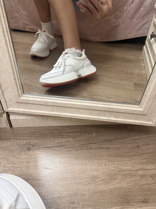 Белые крассовки летние