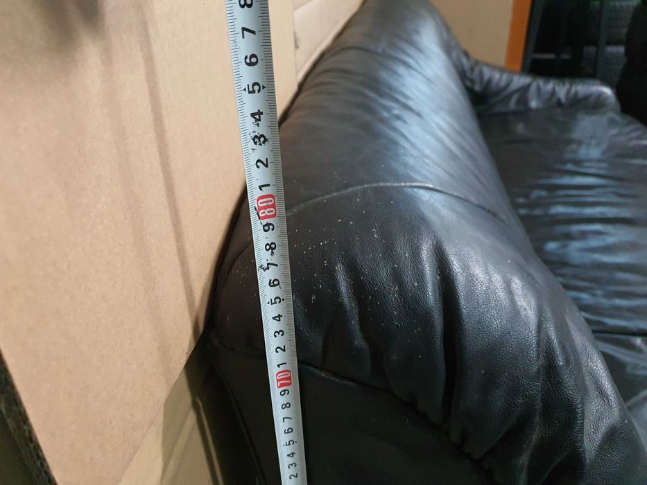 Черен кожен диван