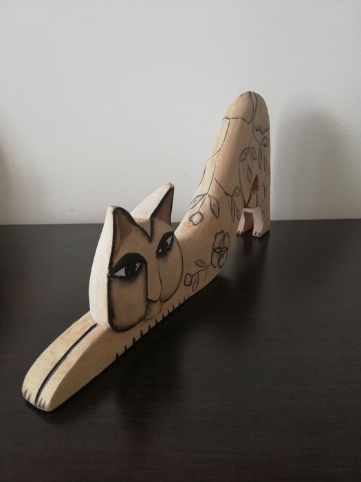 Котки. Фигурки от дърво.