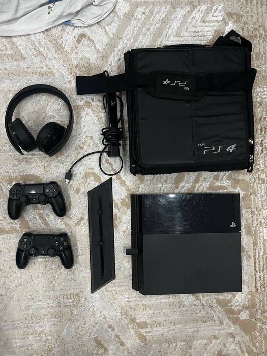 Продается playstation 4 со всеми аксессуарами + 1 игра на выбор