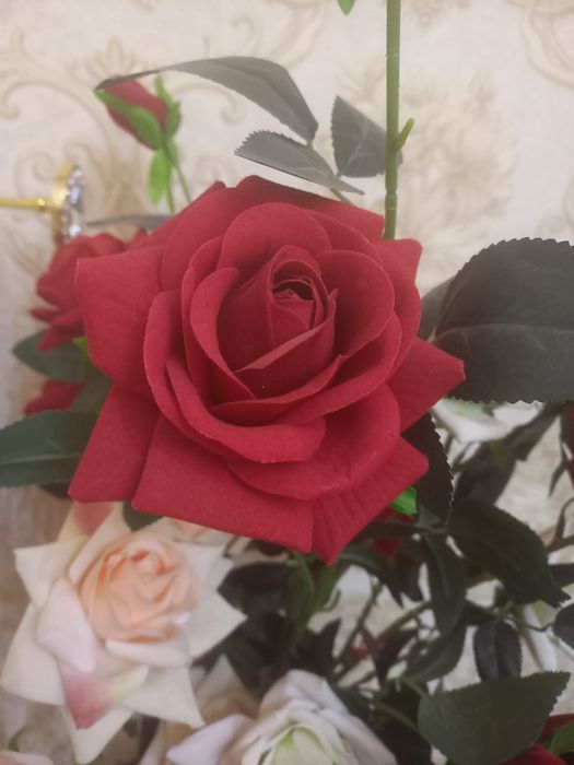 Gul vaza  uy bezatish uchun