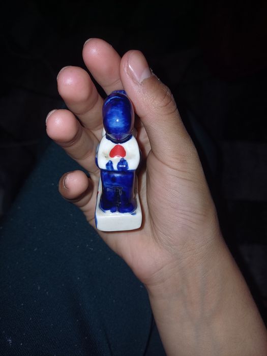 Порцеланова фигурка целувка
Размер: 7см./7.5 см.