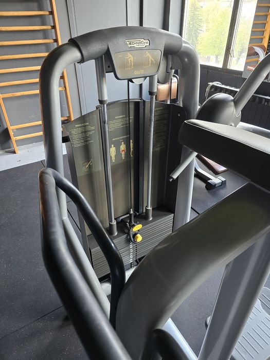 Technogym Glute (aparat mușchii fesieri și parte  spate a piciorului)