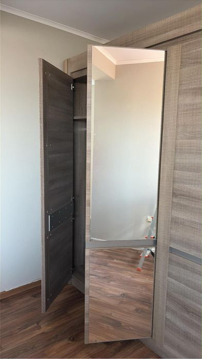 ЗАПАЗЕН Трикрилен гардероб с огледало мебелна палата