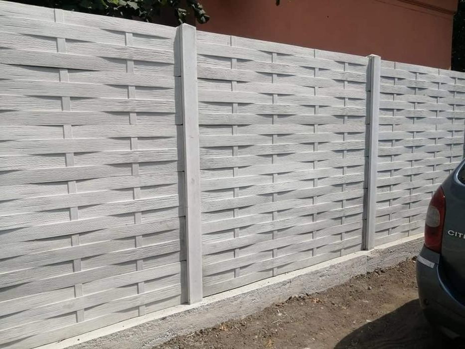 Gard din placi de beton stâlp beton montaj