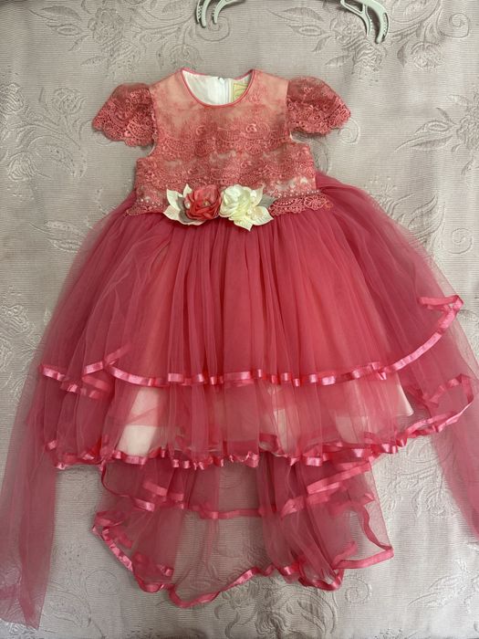 Пышное нарядное платье со шлейфом