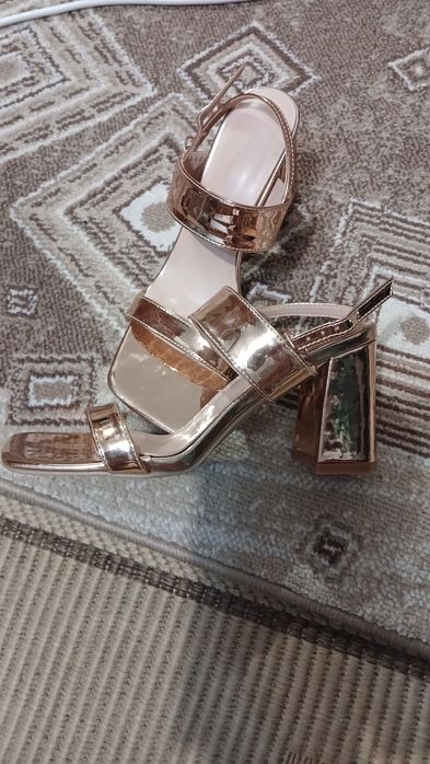 Женские босоножки