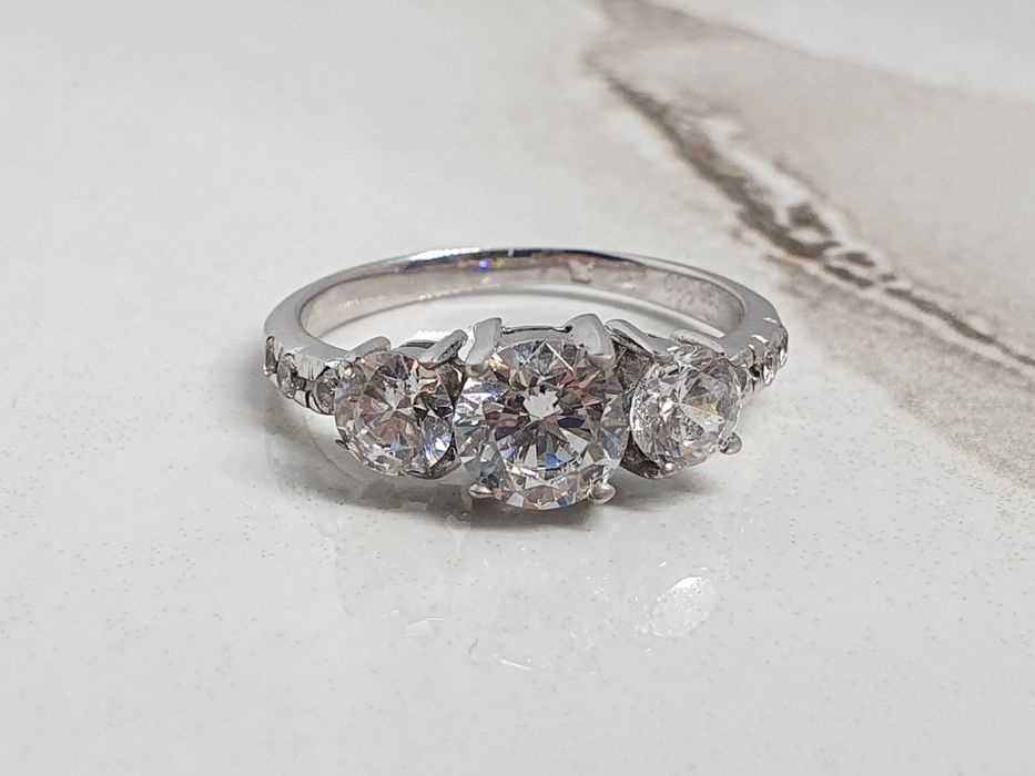 Inel din aur alb de 14K cu 3 pietre semiprețioase albe – mărimea 56