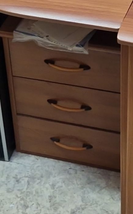 Офисный стол и шкаф