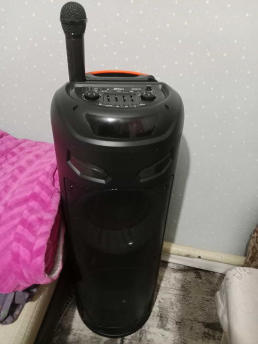 Музыкальный центр продам, микрофон имеется.