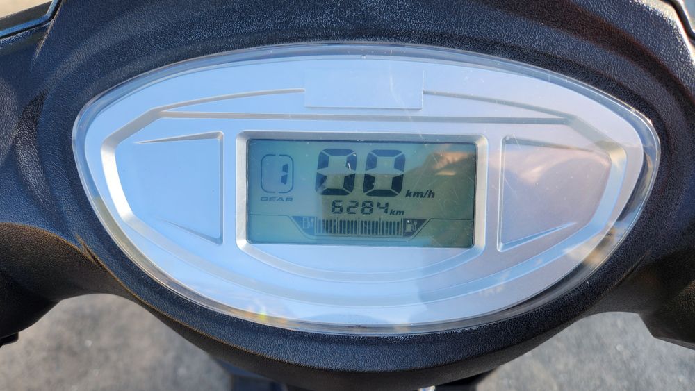 Skuter YADEA 50 tezlikka chiqadi