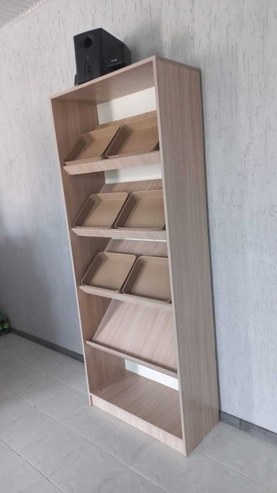 стеллаж, этажерка ішіндегі табағымен